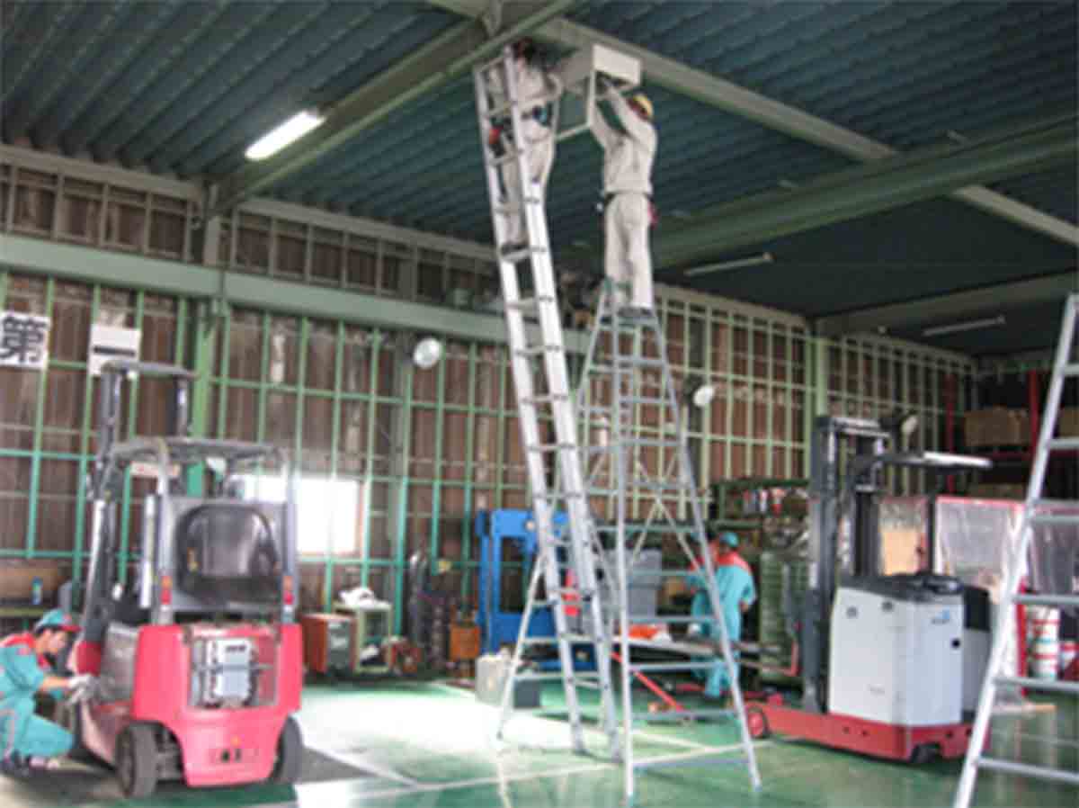 工場や体育館など屋根が高い場所への設置工事